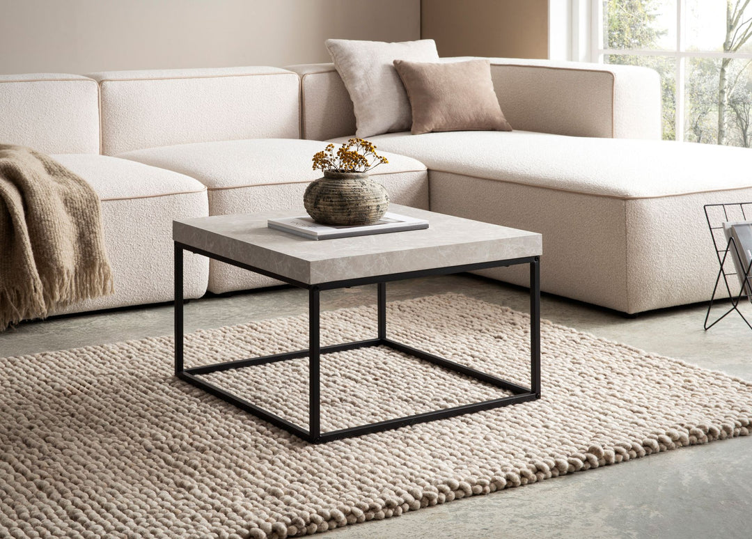 Couchtisch in Stein-Optik mit Metallbeinen im modernen Design
