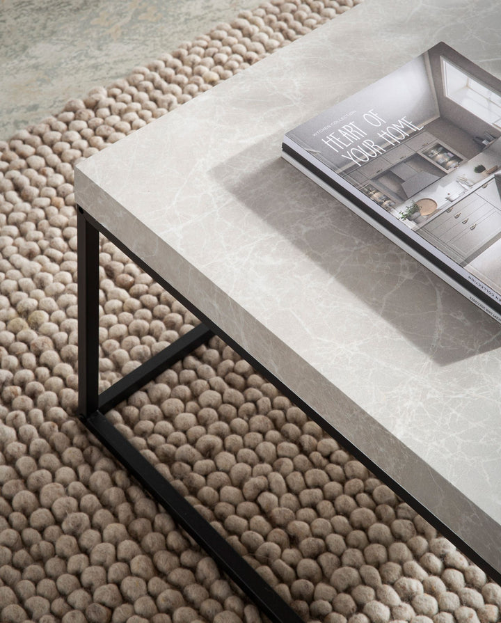 Couchtisch in Stein-Optik mit Metallbeinen im modernen Design