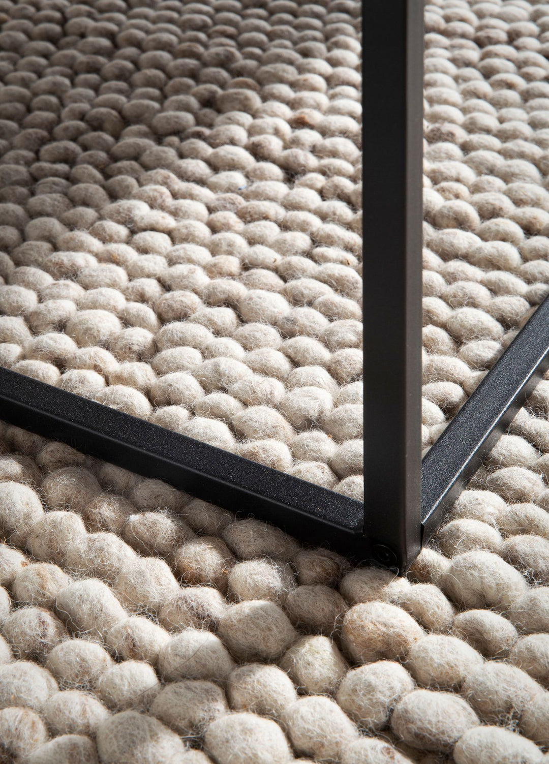 Couchtisch in Stein-Optik mit Metallbeinen im modernen Design