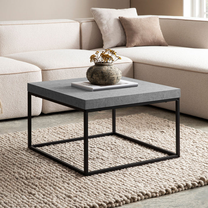 Couchtisch in Stein-Optik mit Metallbeinen im modernen Design