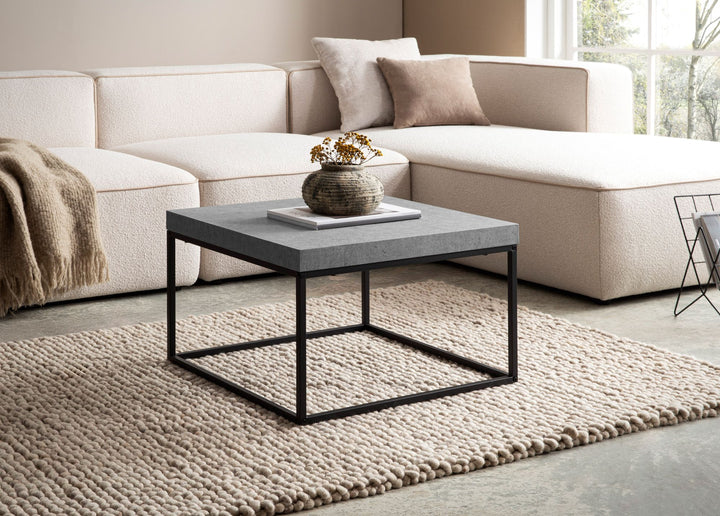 Couchtisch in Stein-Optik mit Metallbeinen im modernen Design