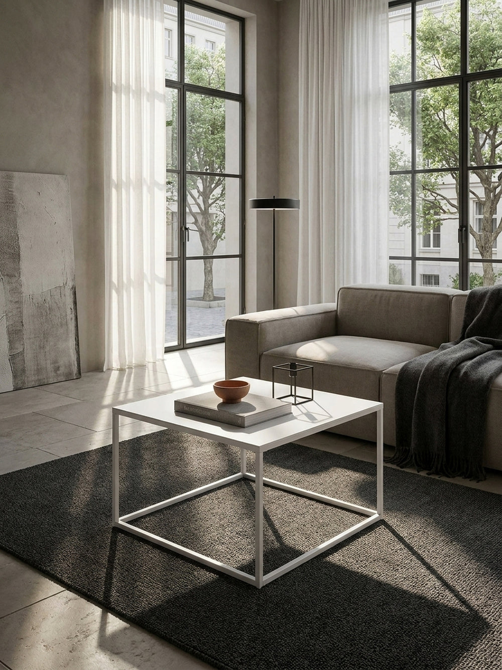 Quadratischer Couchtisch aus weißem Stahl 60x60x40 cm als Herzstück in einem minimalistischen Wohnzimmer auf dunklem Bouclé-Teppich_
