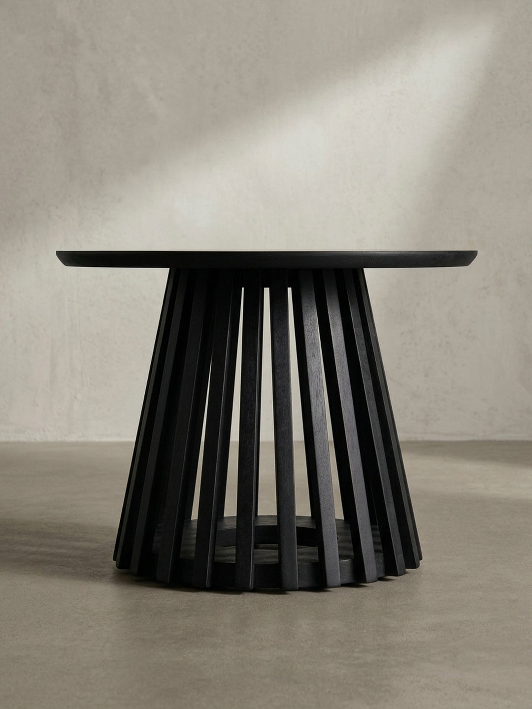 Design-Sofatisch aus massivem Mangoholz in der Dreiviertelansicht, die die Tiefe des offenen Gittergestells und die runde Form hervorhebt._