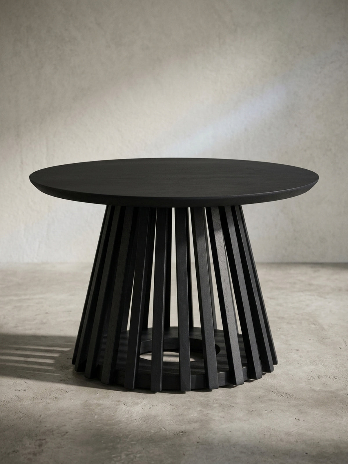 Seitenansicht des schwarzen Kaffeetisches, die das konische Design des Holzgestells und die Höhe von 41 cm darstellt.