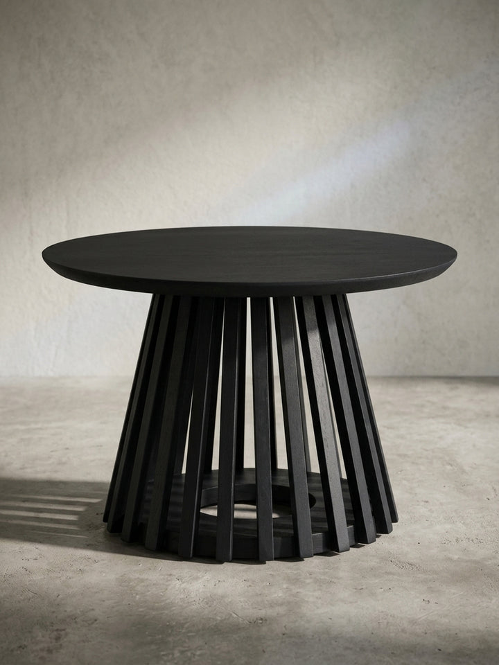 Seitenansicht des schwarzen Kaffeetisches, die das konische Design des Holzgestells und die Höhe von 41 cm darstellt._