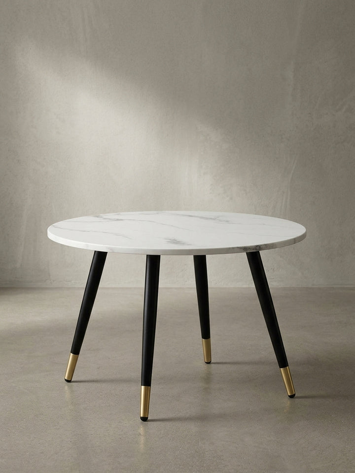 Gesamtansicht des runden Wohnzimmertisches, der modernes Design mit klassischen Marmor- und Goldelementen gekonnt in Szene setzt_
