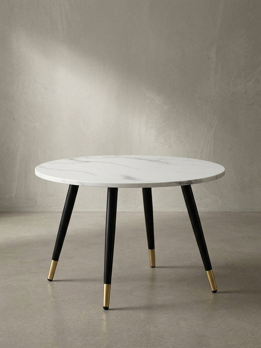 Gesamtansicht des runden Wohnzimmertisches, der modernes Design mit klassischen Marmor- und Goldelementen gekonnt in Szene setzt_