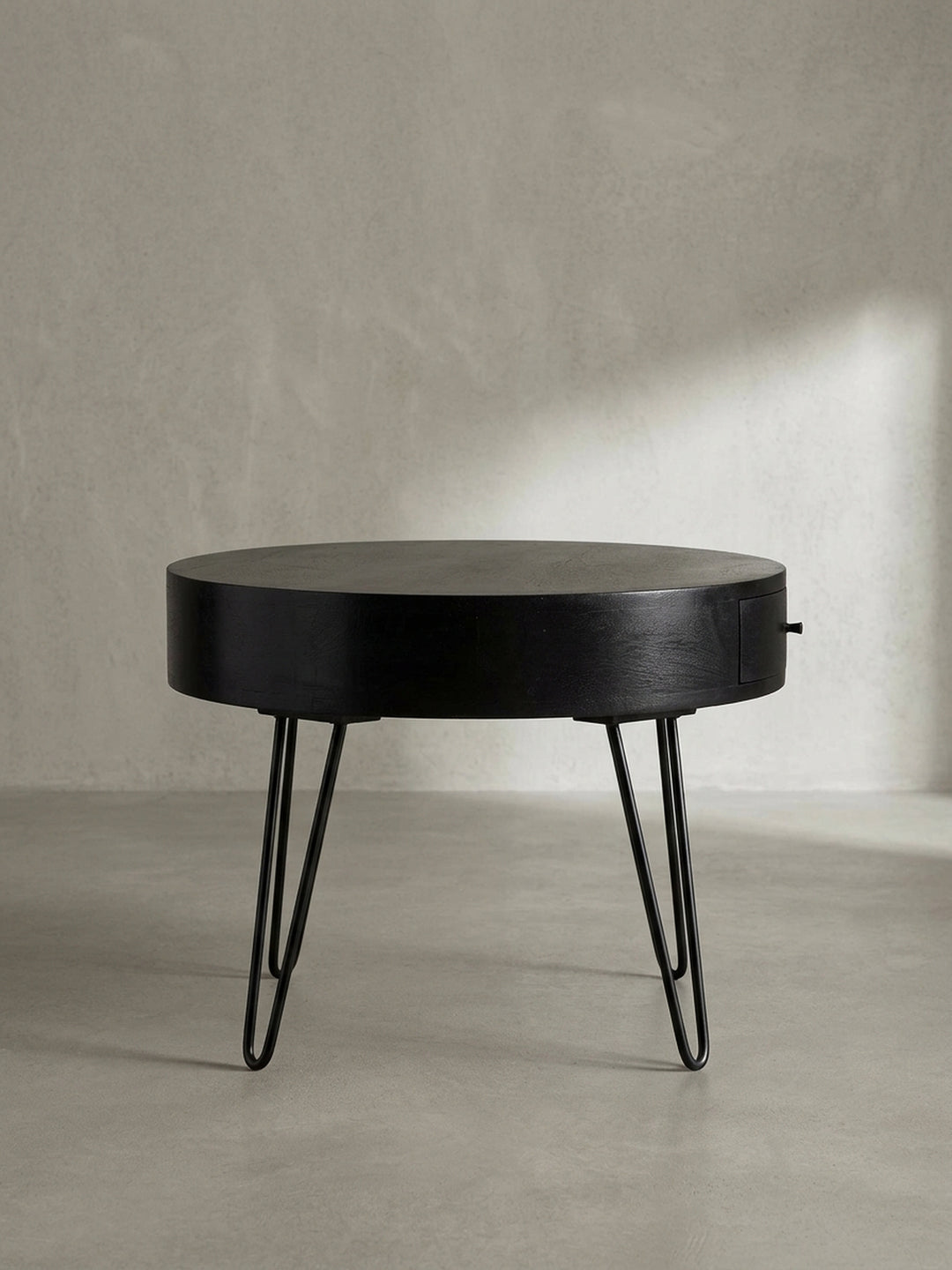 Gesamtüberblick des kleinen Tischs für das Wohnzimmer, der handwerkliche Qualität aus Massivholz mit modernem Industriedesign verbindet._