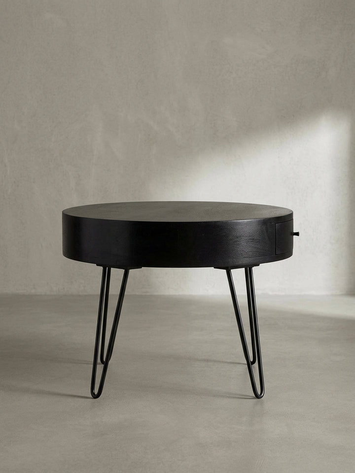 Gesamtüberblick des kleinen Tischs für das Wohnzimmer, der handwerkliche Qualität aus Massivholz mit modernem Industriedesign verbindet._
