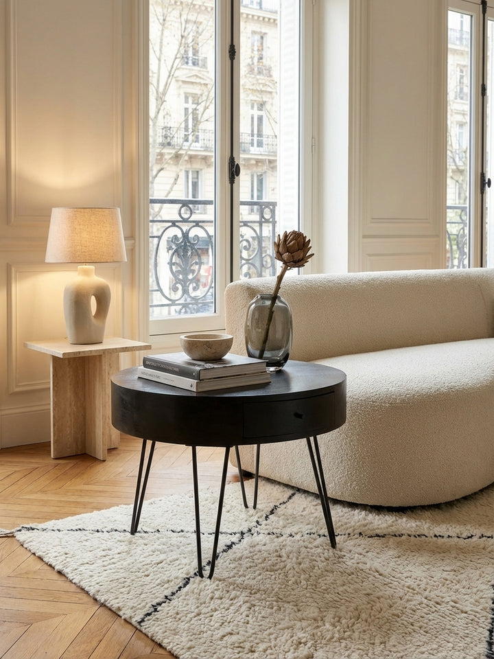 Der runde Couchtisch aus Holz und Metall als stilvoller Begleiter zu einem modernen Leinensofa, perfekt für ein minimalistisch eingerichtetes Wohnzimmer._