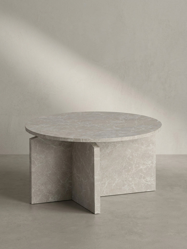 Perspektivische Ansicht von schräg oben auf den beigen Loungetisch aus MDF, welche die perfekte geometrische Balance des modernen Designs offenbart._