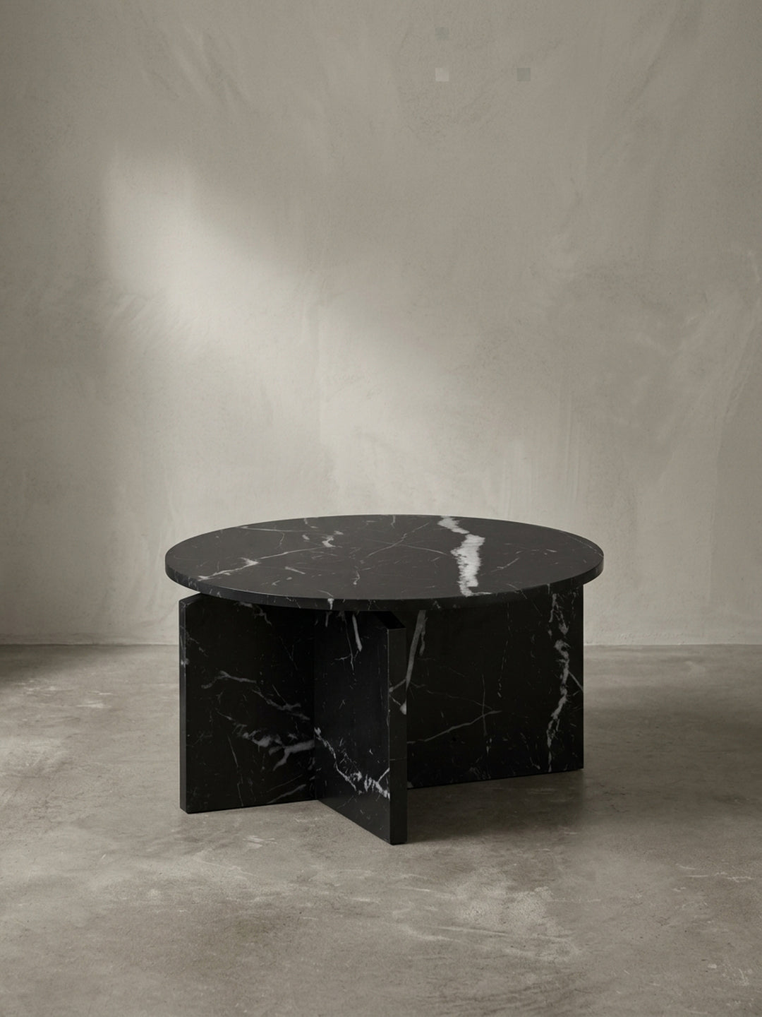 Runder Couchtisch 60x60x33 cm in dunkler Marmor-Optik mit klaren architektonischen Linien freigestellt vor weißem Hintergrund_