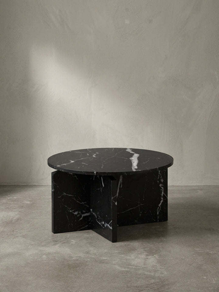Runder Couchtisch 60x60x33 cm in dunkler Marmor-Optik mit klaren architektonischen Linien freigestellt vor weißem Hintergrund_
