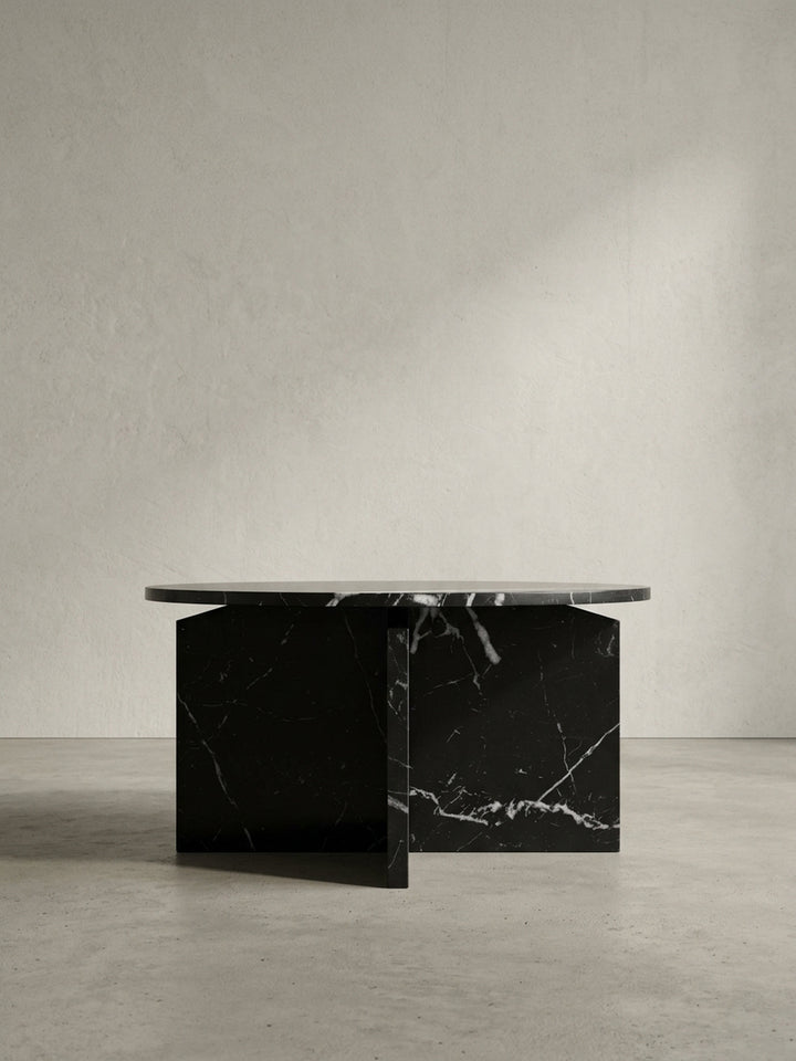 Gesamtansicht des modernen Couchtisches in minimalistischer Formensprache mit ausdrucksstarkem dunklem Oberflächenmuster_