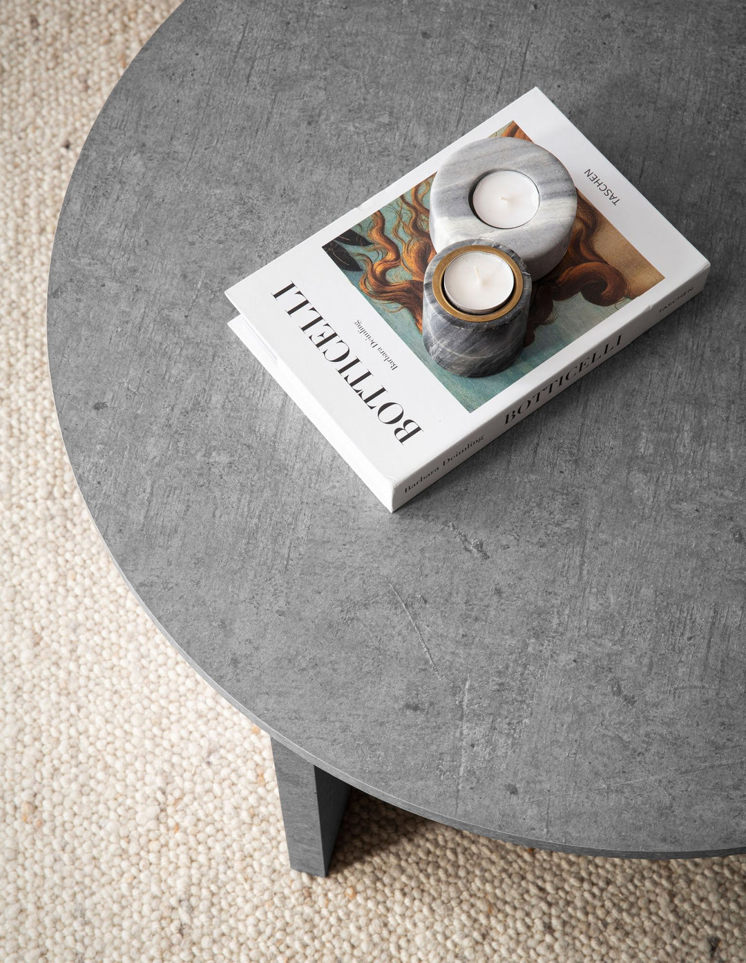 Couchtisch rund in Stein-Optik – modernes Design in Großformat