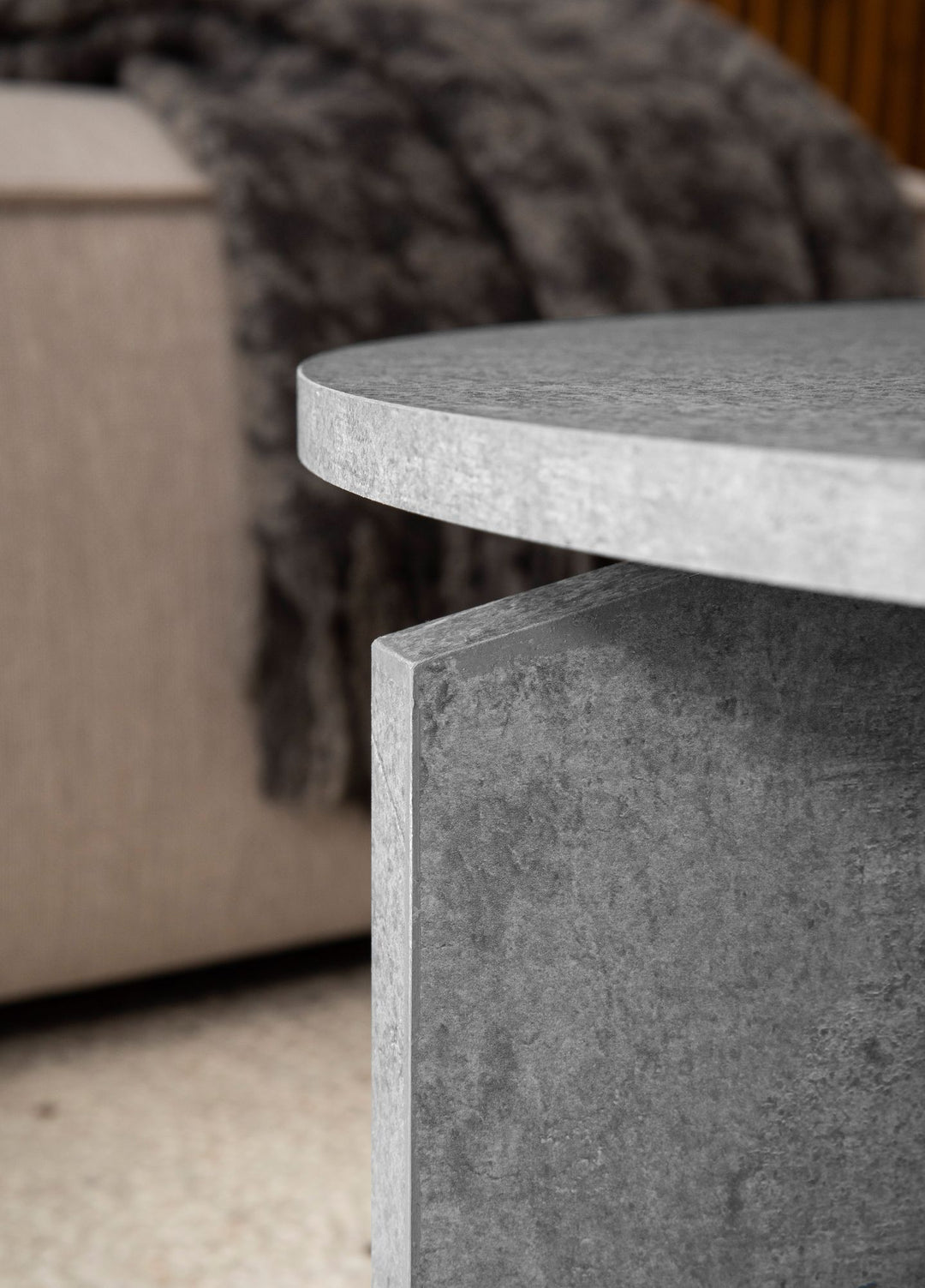 Couchtisch rund in Stein-Optik – modernes Design in Großformat