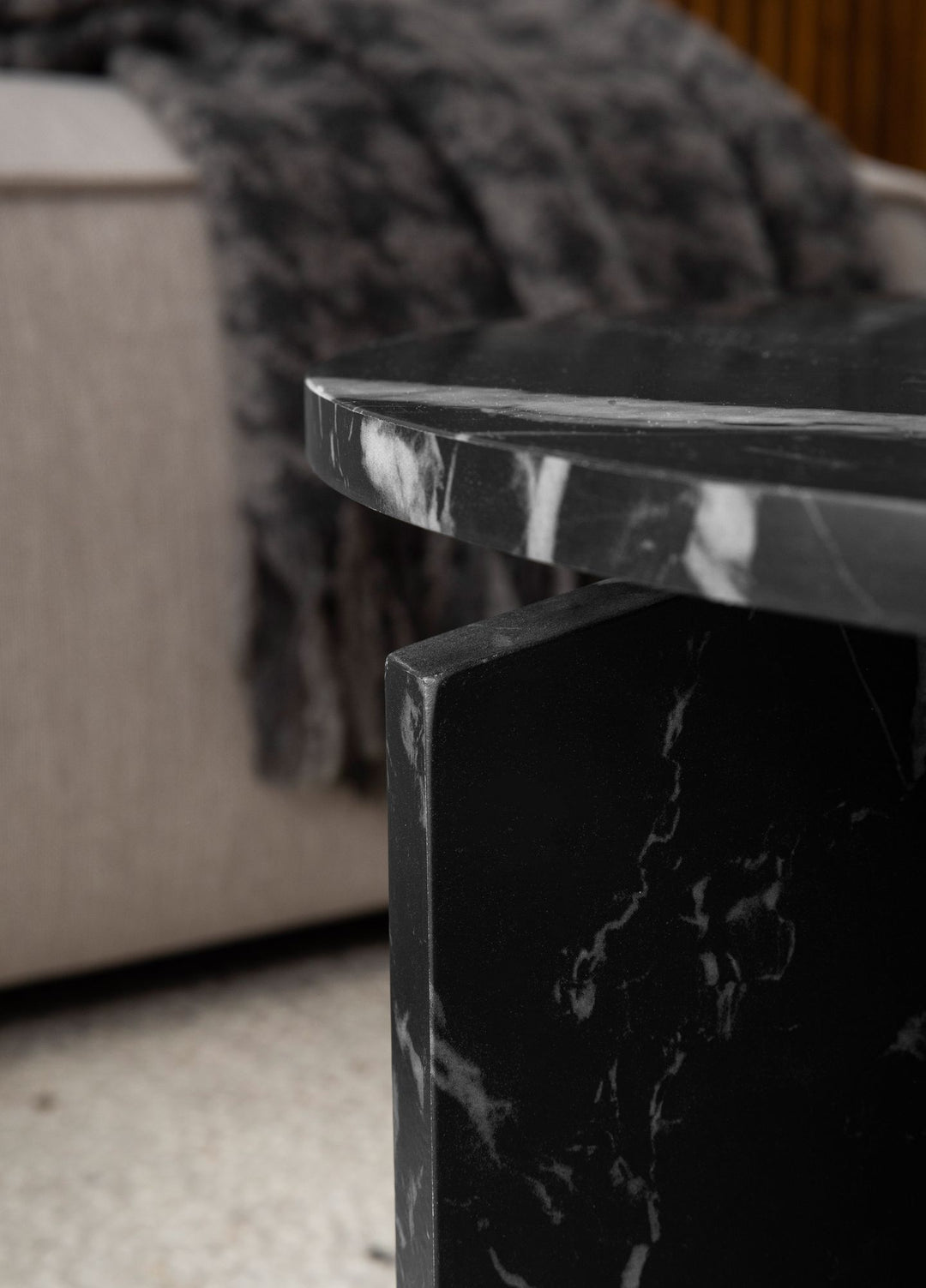 Couchtisch rund in Stein-Optik – modernes Design in Großformat