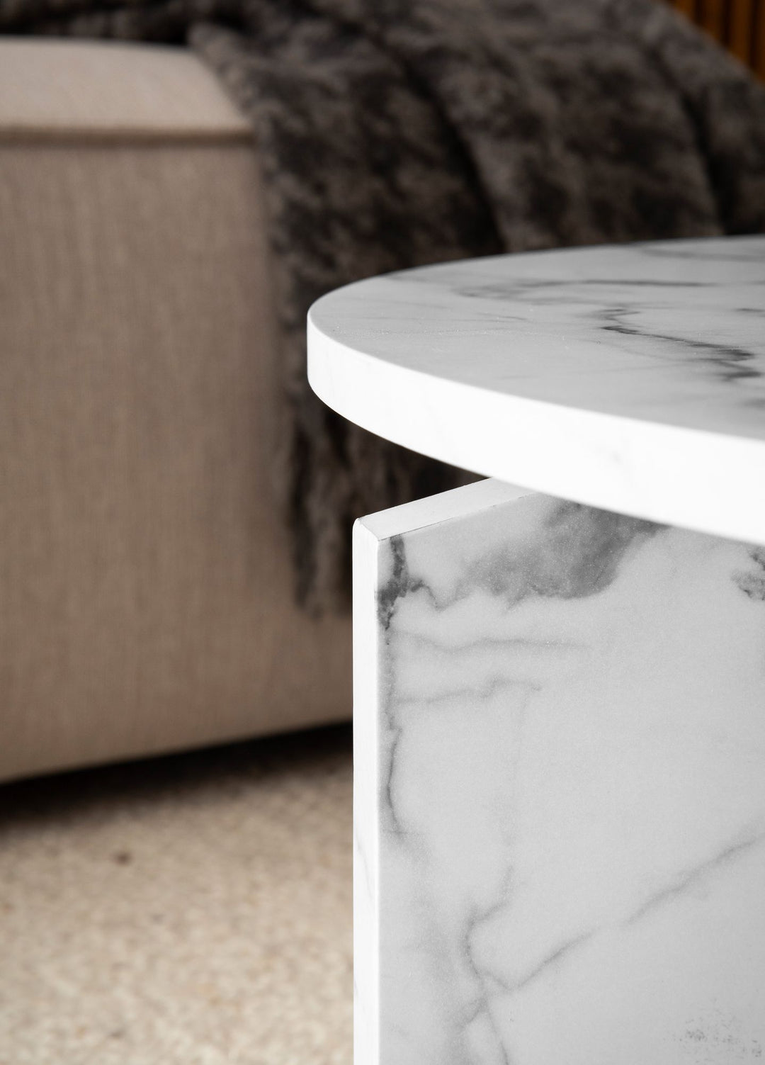 Couchtisch rund in Stein-Optik – modernes Design in Großformat