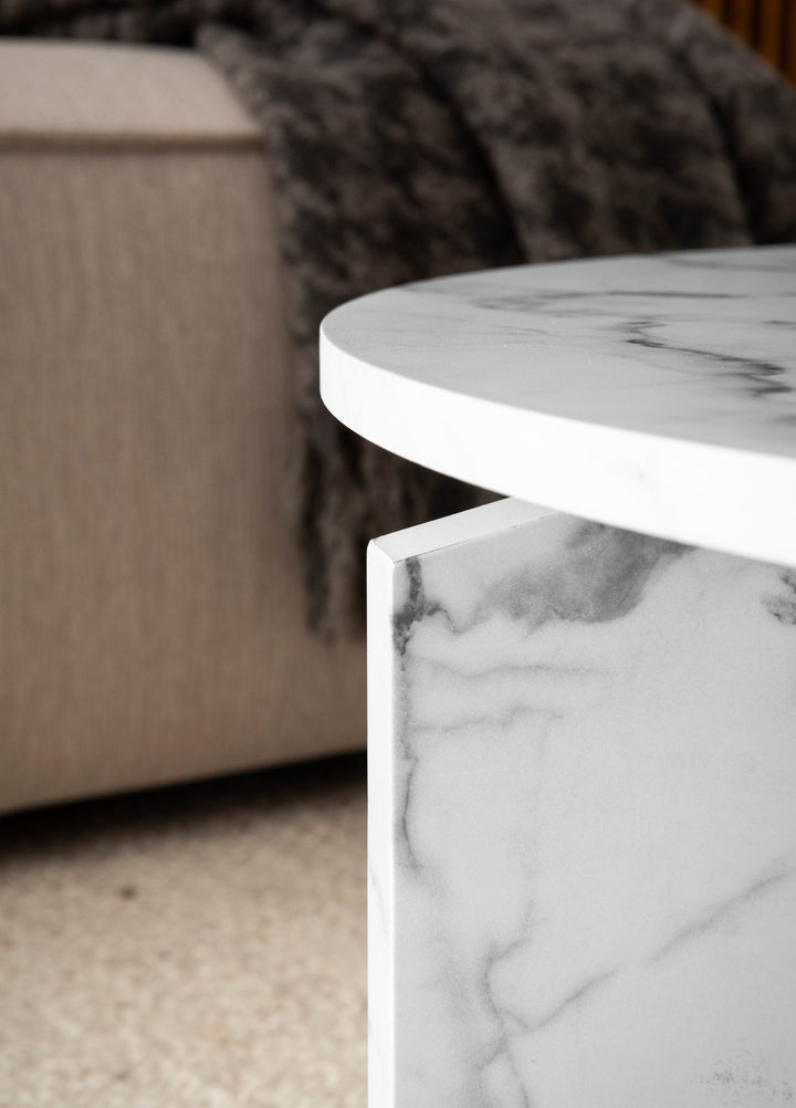 Couchtisch rund in Stein-Optik – modernes Design in Großformat