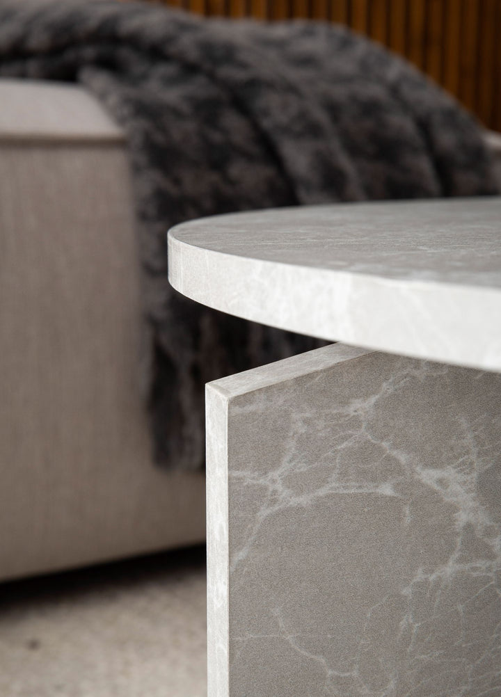 Couchtisch rund in Stein-Optik – modernes Design in Großformat