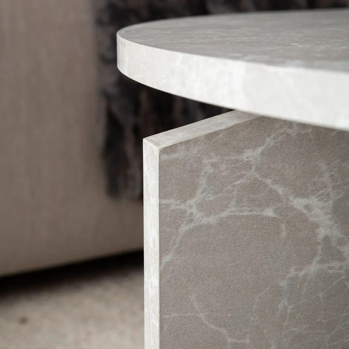 Runde Tischplatte mit feiner Maserung und glatter Oberfläche im modernen Look _