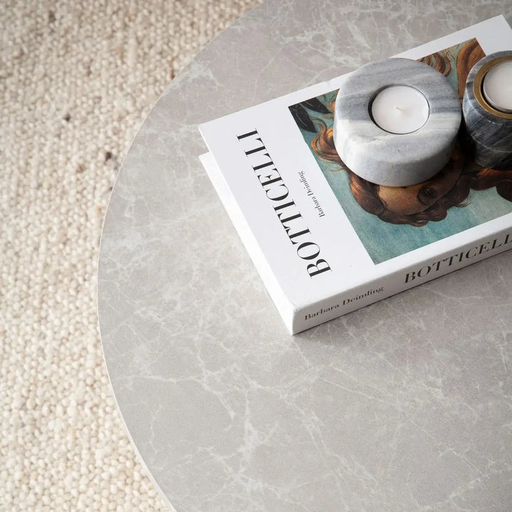 Detailansicht der Kante des runden Sofatisches in hochwertiger Steinoptik _