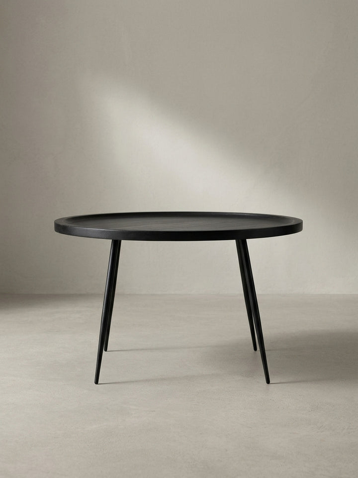 Seitenprofil des schwarzen Wohnzimmertisches mit einer Höhe von 38 cm, der die Proportionen der schlanken Metallbeine und der Tablett-Tischplatte zeigt._