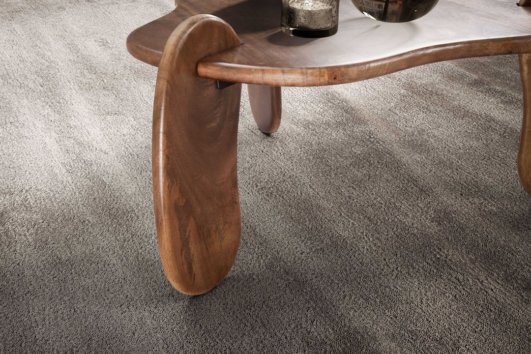 Couchtisch in Walnussfarbe aus Mangoholz Massiv, Niedriges Dreibein-Design, Organisch, 78x78x39.5cm