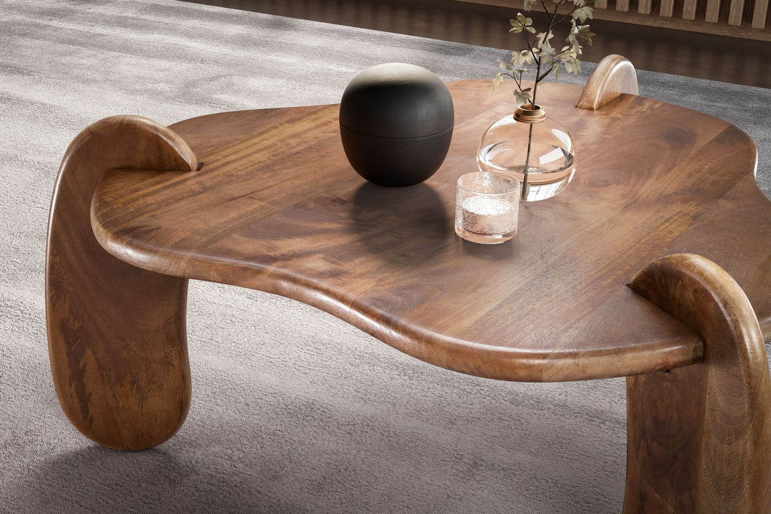 Couchtisch in Walnussfarbe aus Mangoholz Massiv, Niedriges Dreibein-Design, Organisch, 78x78x39.5cm