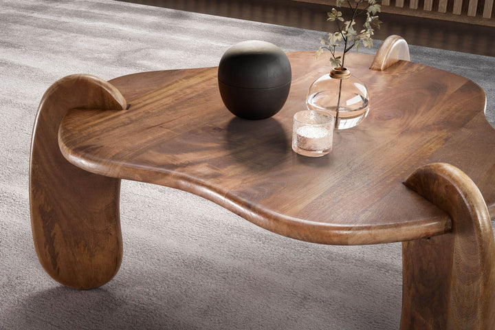 Couchtisch in Walnussfarbe aus Mangoholz Massiv, Niedriges Dreibein-Design, Organisch, 78x78x39.5cm