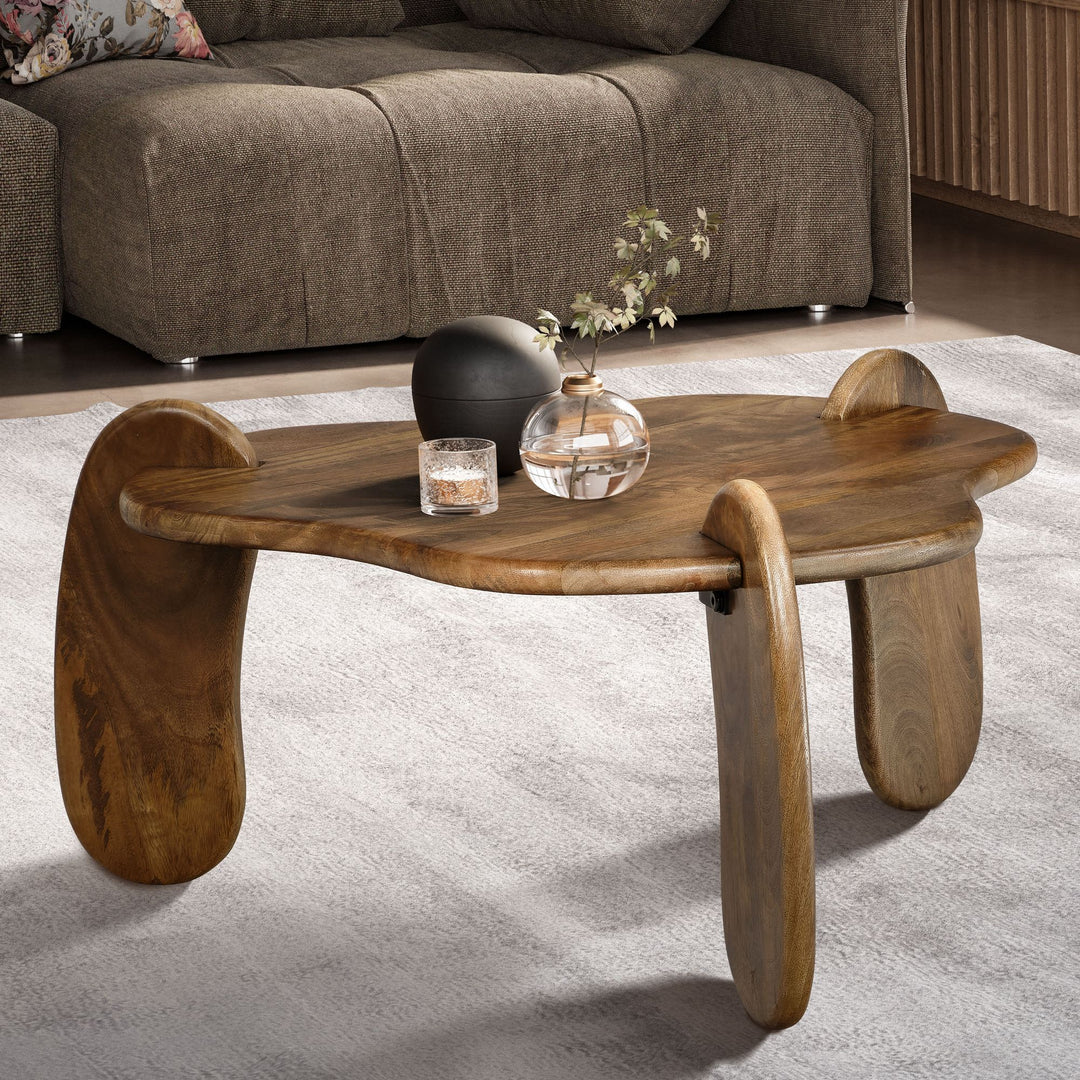 Couchtisch in Walnussfarbe aus Mangoholz Massiv, Niedriges Dreibein-Design, Organisch, 78x78x39.5cm