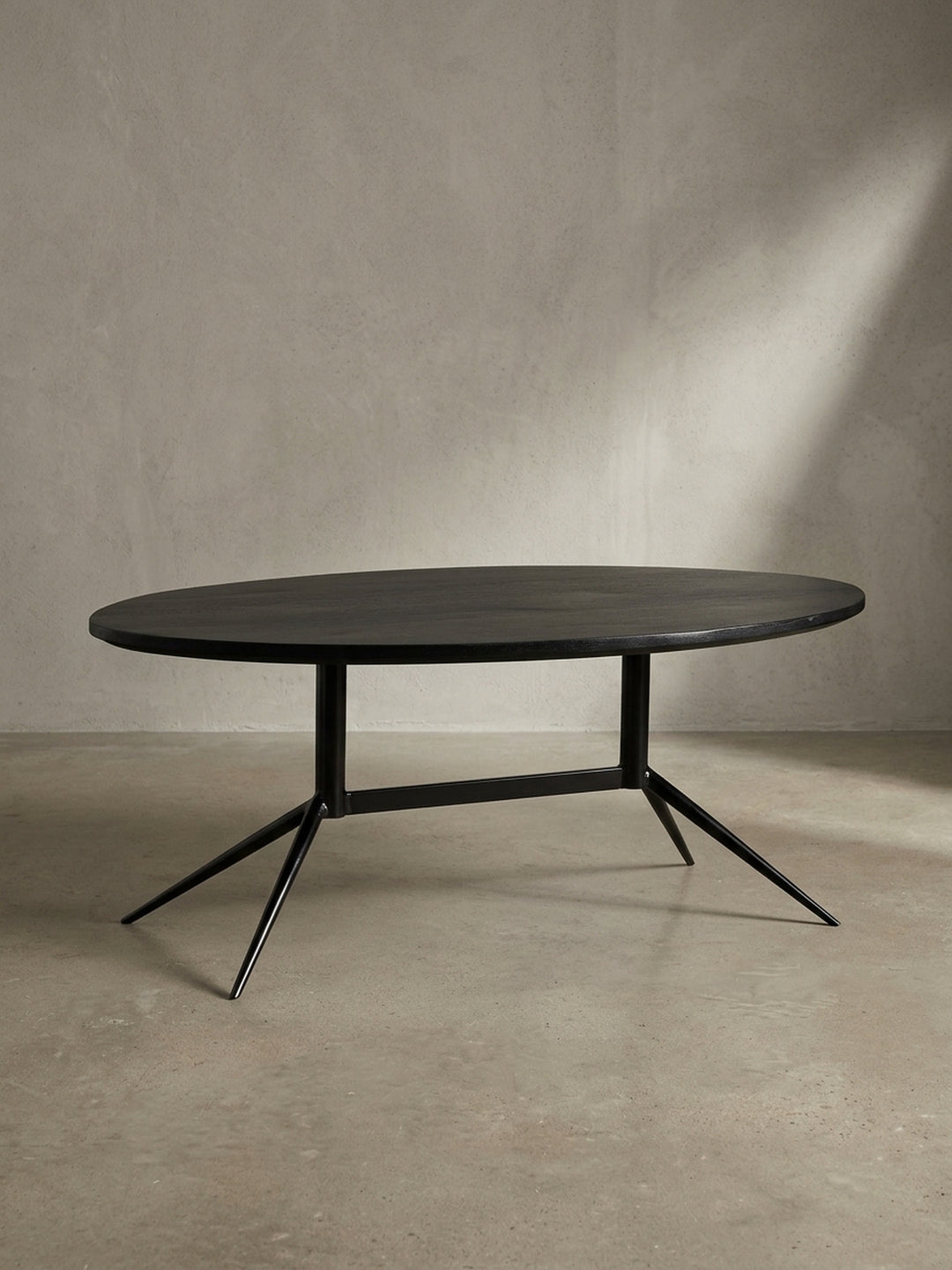 Gesamteindruck des eleganten schwarzen Couchtisches 90x50x35 cm, der zeitgemäßes Design mit natürlichen Materialien vereint_