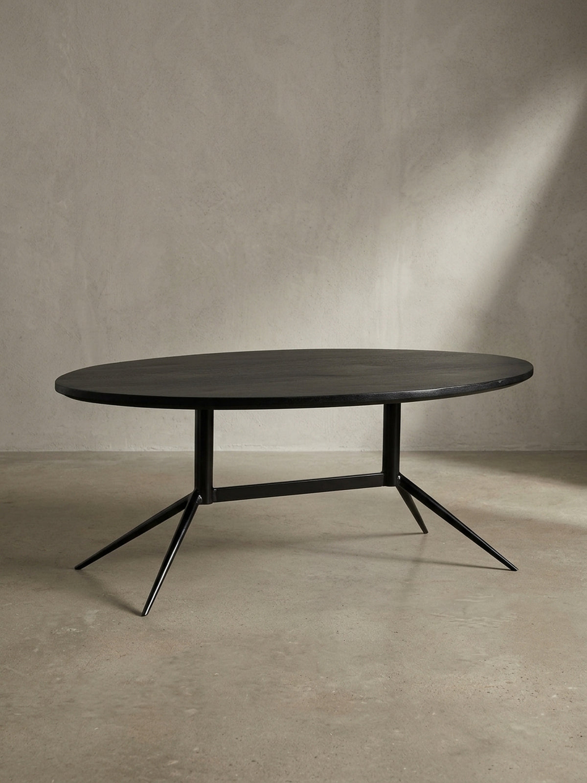Gesamteindruck des eleganten schwarzen Couchtisches 90x50x35 cm, der zeitgemäßes Design mit natürlichen Materialien vereint_