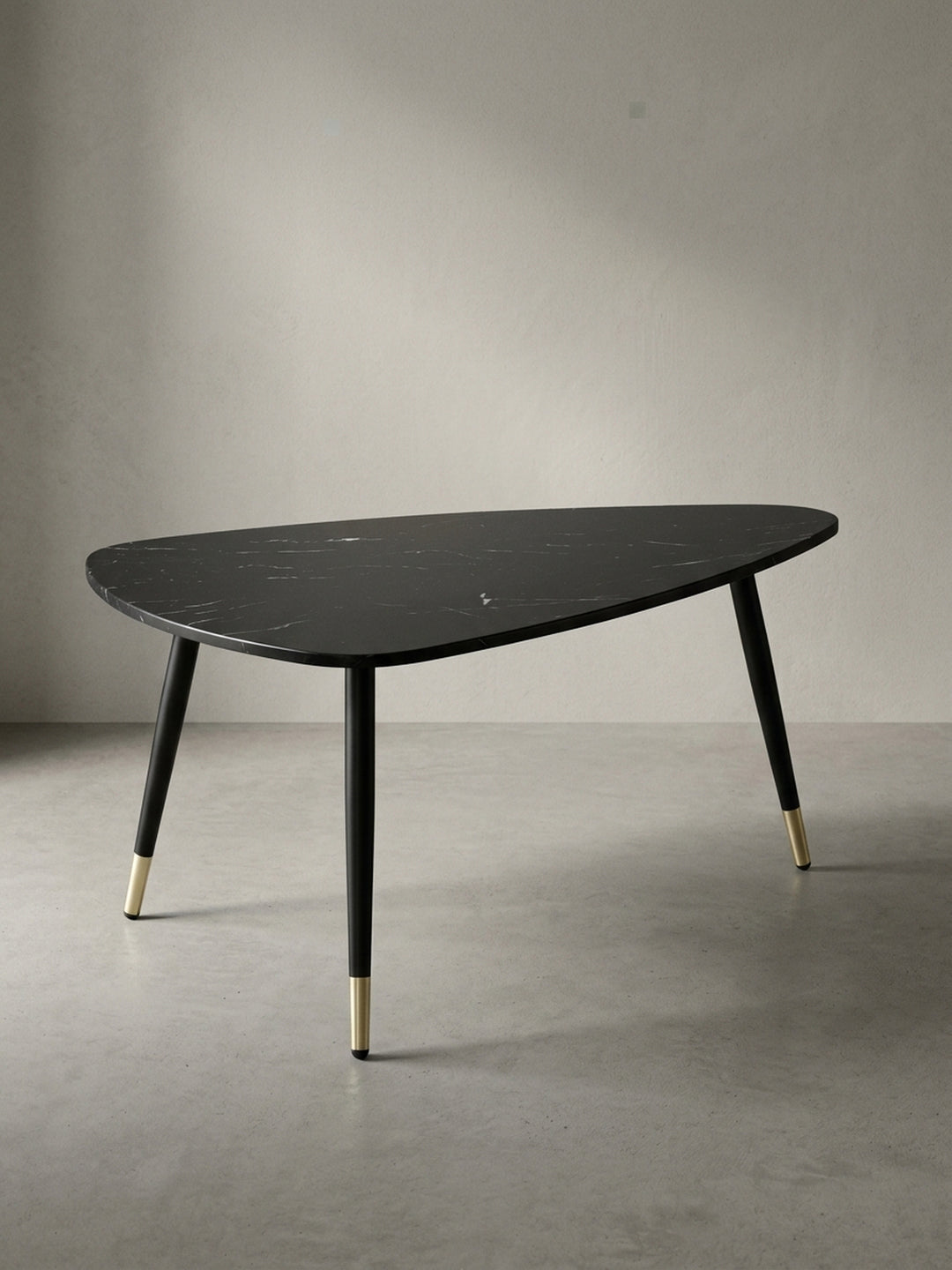 Vollständige Vorderansicht des modernen Couchtisches 90x60 cm in dunkler Marmor Optik mit drei schlanken, pulverbeschichteten Metallbeinen._