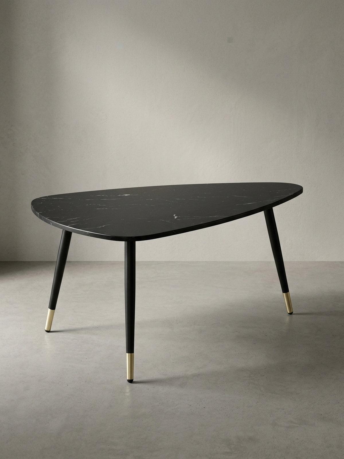Vollständige Vorderansicht des modernen Couchtisches 90x60 cm in dunkler Marmor Optik mit drei schlanken, pulverbeschichteten Metallbeinen._
