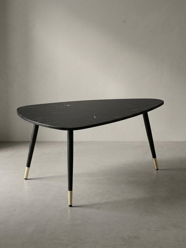 Vollständige Vorderansicht des modernen Couchtisches 90x60 cm in dunkler Marmor Optik mit drei schlanken, pulverbeschichteten Metallbeinen._