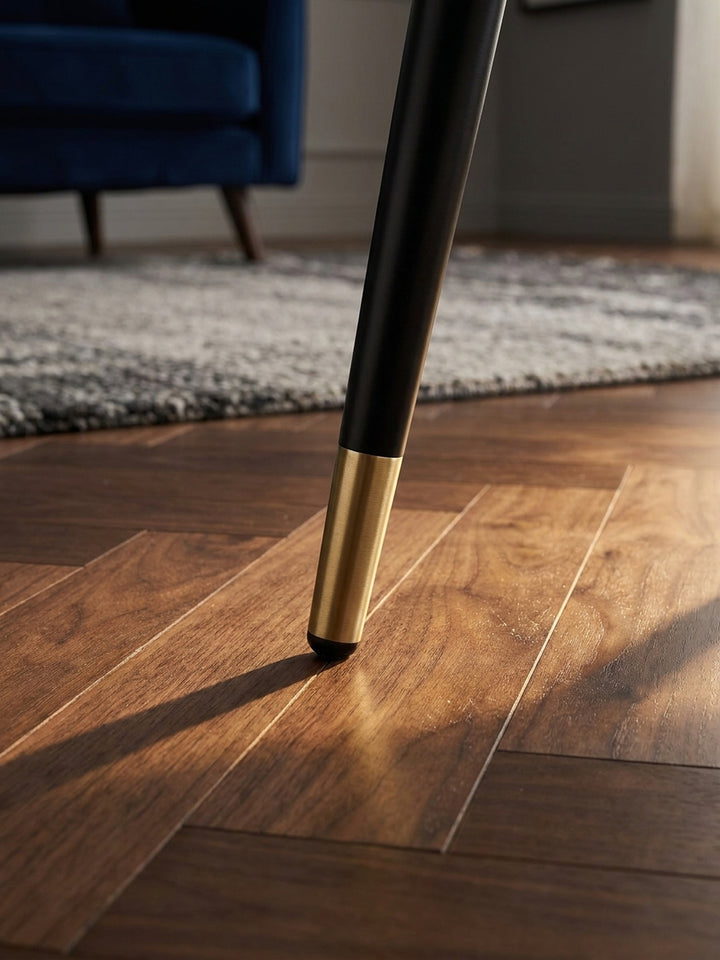 Nahaufnahme der folierten MDF-Tischplatte mit feiner grauer Maserung im sanften Nachmittagslicht eines eleganten Apartments._