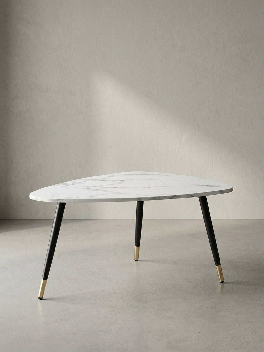 Dreieckiger Couchtisch 90x60x41 cm in Marmor-Optik Weiß mit filigranem Metallgestell in Schwarz freigestellt vor neutralem Hintergrund._