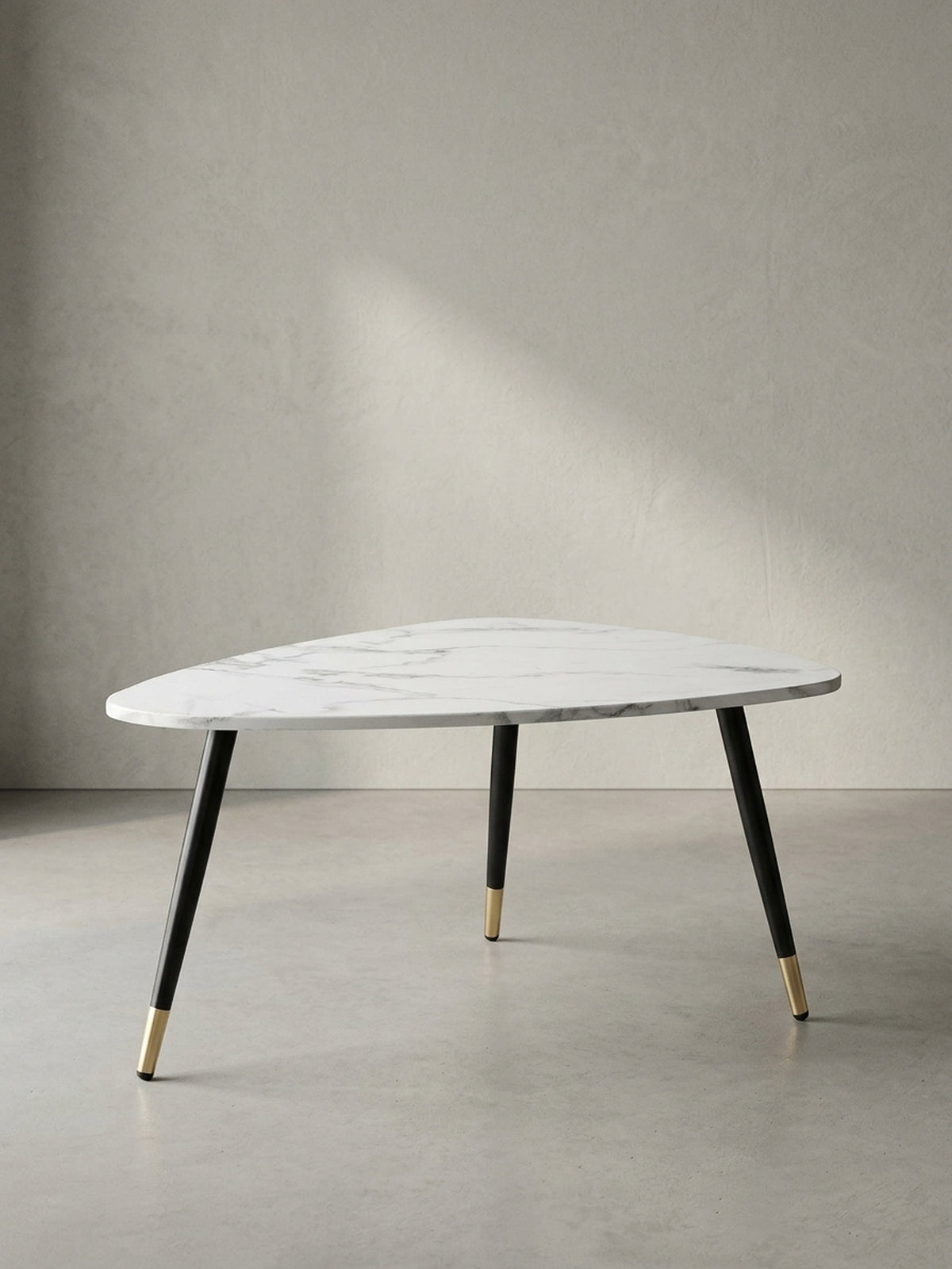 Dreieckiger Couchtisch 90x60x41 cm in Marmor-Optik Weiß mit filigranem Metallgestell in Schwarz freigestellt vor neutralem Hintergrund._