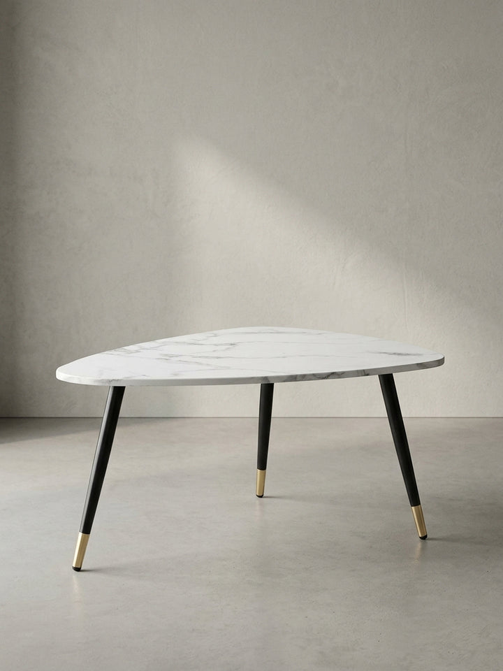 Dreieckiger Couchtisch 90x60x41 cm in Marmor-Optik Weiß mit filigranem Metallgestell in Schwarz freigestellt vor neutralem Hintergrund._