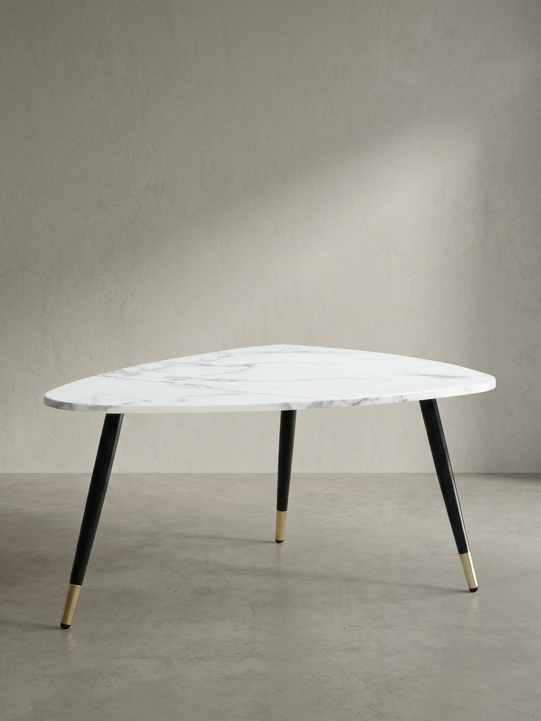 Profil des Couchtisches aus pulverbeschichtetem Eisen und MDF, ideal proportioniert als zentraler Mittelpunkt für die klassische Einrichtung._