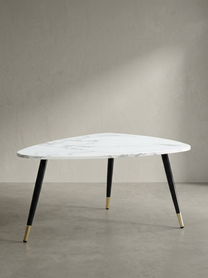 Profil des Couchtisches aus pulverbeschichtetem Eisen und MDF, ideal proportioniert als zentraler Mittelpunkt für die klassische Einrichtung._