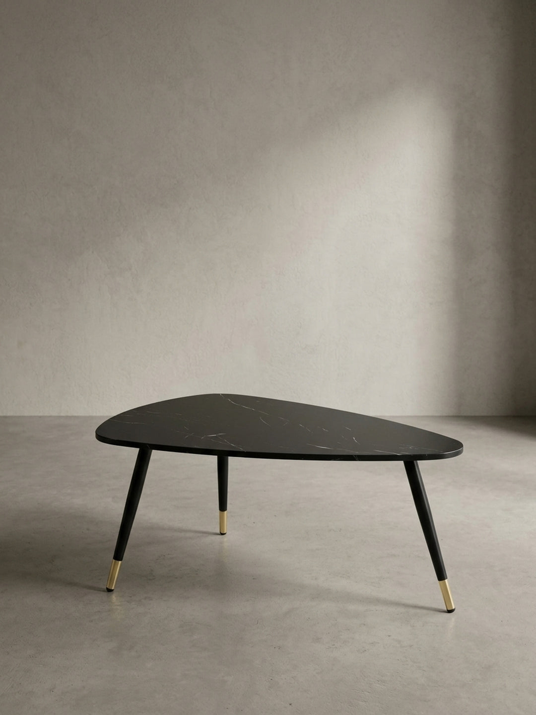 Profilansicht des Wohnzimmertisches mit schwarzem Metallgestell, die flache Silhouette im minimalistischen Raumdesign darstellend._
