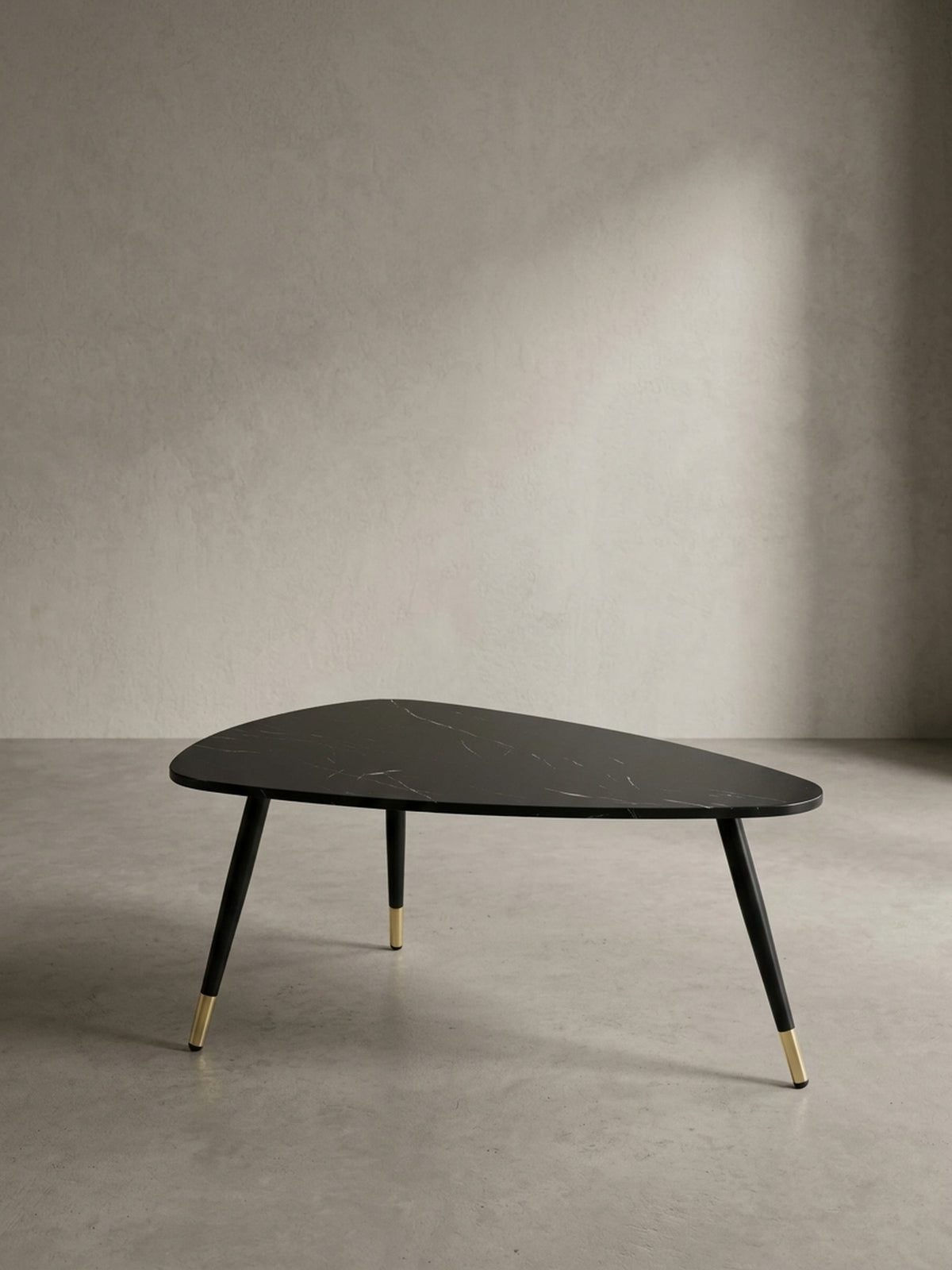 Profilansicht des Wohnzimmertisches mit schwarzem Metallgestell, die flache Silhouette im minimalistischen Raumdesign darstellend.