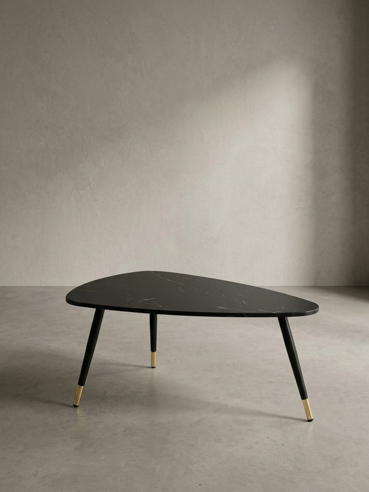 Profilansicht des Wohnzimmertisches mit schwarzem Metallgestell, die flache Silhouette im minimalistischen Raumdesign darstellend._