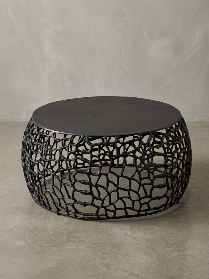 Runder Couchtisch aus schwarzem Metall vor weißem Hintergrund, der Sofatisch überzeugt mit seiner filigranen Ast-Struktur und einer soliden Tischplatte._