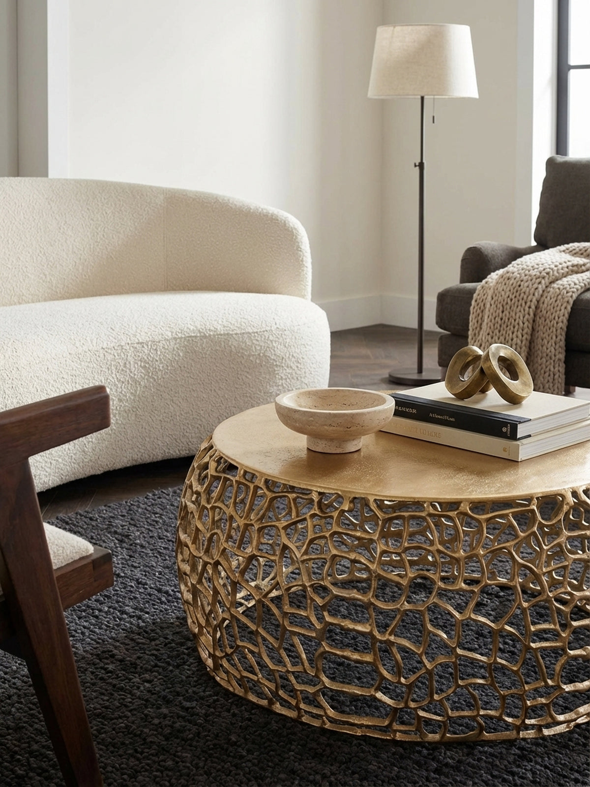 Nahaufnahme der handgefertigten, texturierten Oberfläche des goldenen Couchtischs aus Aluminium, die die feine, unregelmäßige Struktur des Metalls detailliert abbildet.
