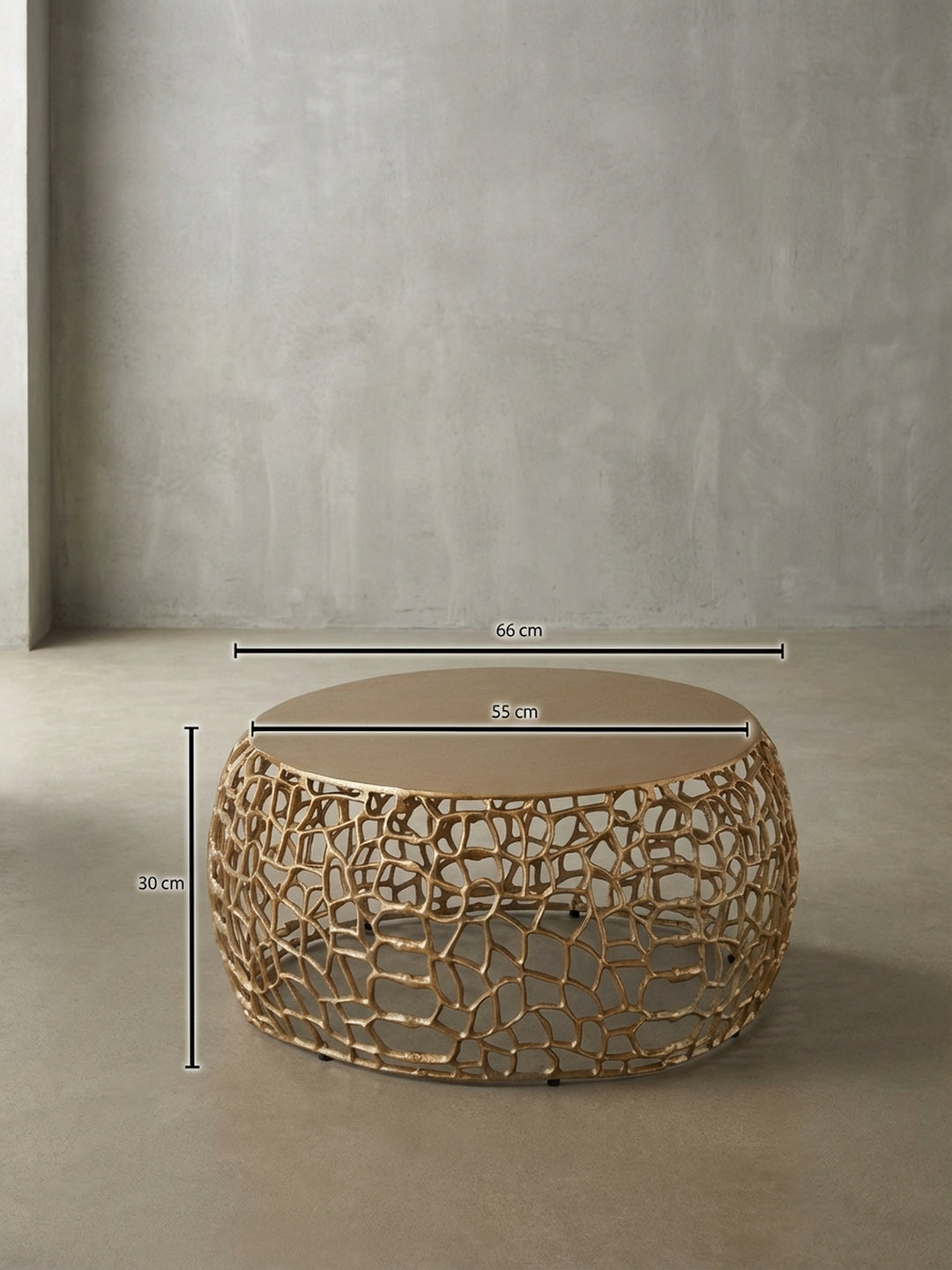 Technisches Bild des goldenen Couchtischs mit exakten Maßen: Gesamtbreite 66 cm, Höhe 30 cm und Tischplattendurchmesser 55 cm für die Raumplanung._