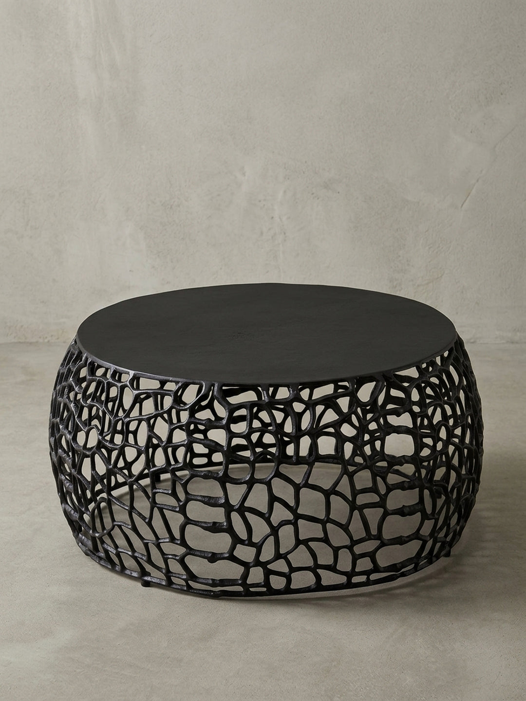 Design Wohnzimmertisch aus Aluminium in der 3/4-Ansicht, die organische Struktur des 30 cm hohen Beistelltischs kommt aus diesem Blickwinkel gut zur Geltung._