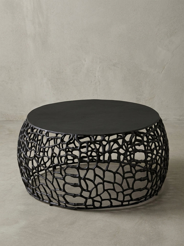 Design Wohnzimmertisch aus Aluminium in der 3/4-Ansicht, die organische Struktur des 30 cm hohen Beistelltischs kommt aus diesem Blickwinkel gut zur Geltung._